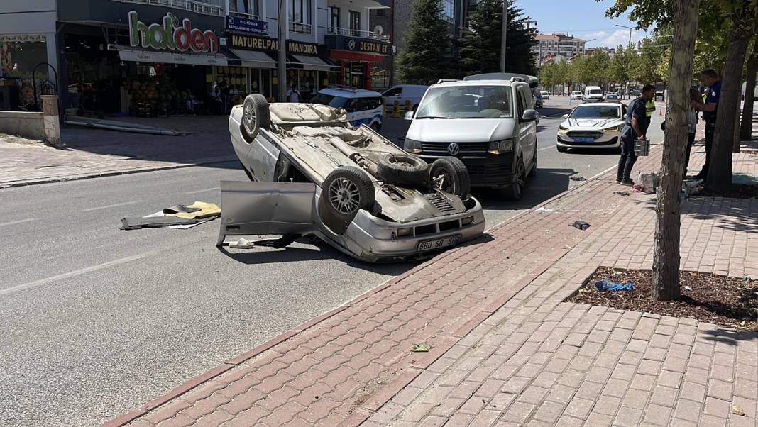Konya merkezde otomobil kaldırıma çarpıp takla attı! 1